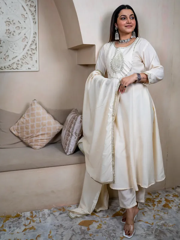 Elegant_White_Embellished_Anarkali_Kurta_Set_With_Dupatta_For_Women