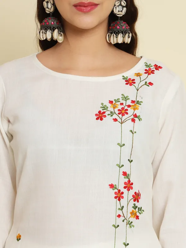 White_Embroidered_Kurta_Set_With_Floral_Dupatta_For_Women
