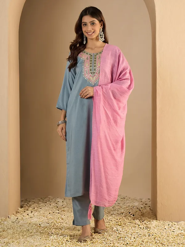 Grey_Embroidered_Kurta_Set_With_Pink_Dupatta_For_Women