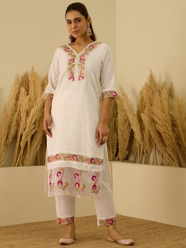 White_Embroidered_Kurta_Set_With_Floral_Detailing_For_Women