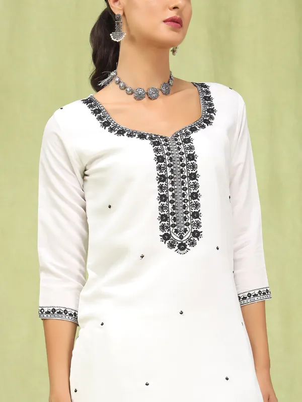 White_Embroidered_Ethnic_Suit_Set_With_Dupatta_3_Piece_Cotton_Kurta_Pant_Set_For_Women