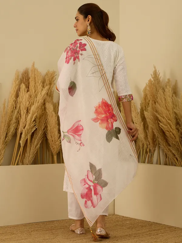 White_Embroidered_Kurta_Set_With_Floral_Detailing_For_Women