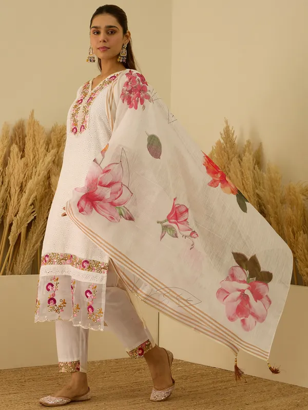 White_Embroidered_Kurta_Set_With_Floral_Detailing_For_Women