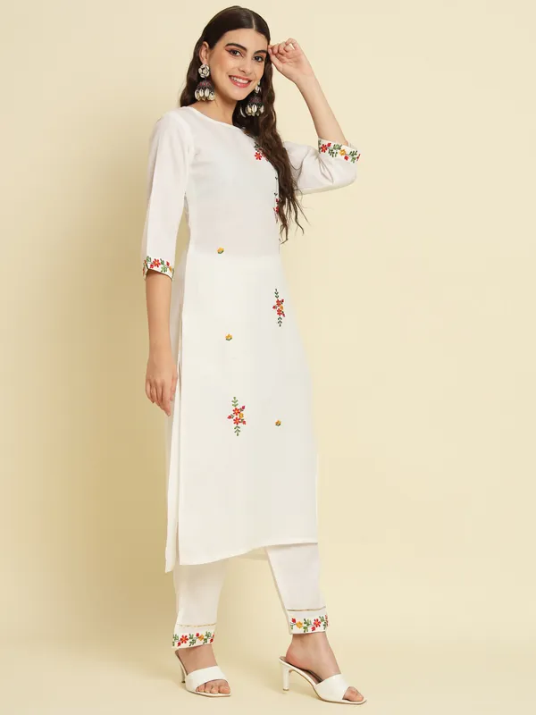 White_Embroidered_Kurta_Set_With_Floral_Dupatta_For_Women