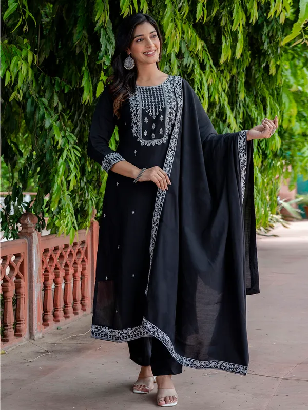 Black_Embroidered_Kurta_Set_With_Dupatta_For_Women