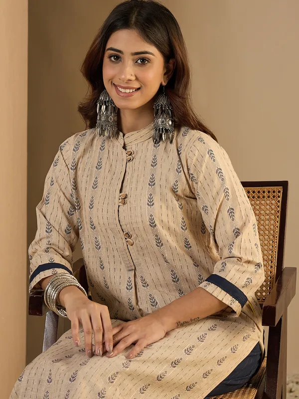 Beige_Printed_Straight_Kurta_With_Mandarin_Collar_And_Side_Slits_For_Women