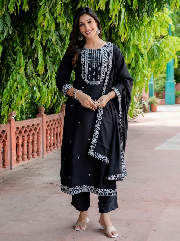 Black_Embroidered_Kurta_Set_With_Dupatta_For_Women
