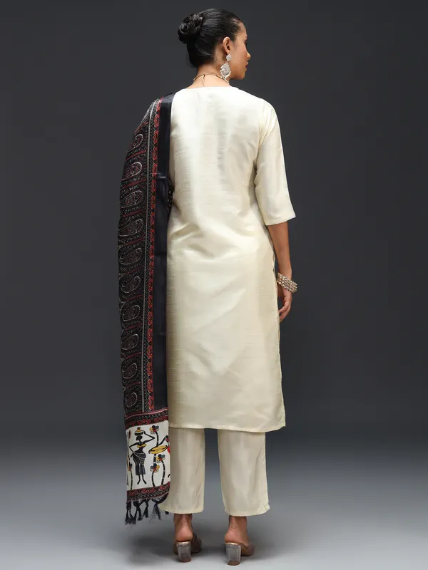 Cream_Kurta_Set_With_Tribal_Print_Dupatta_For_Women