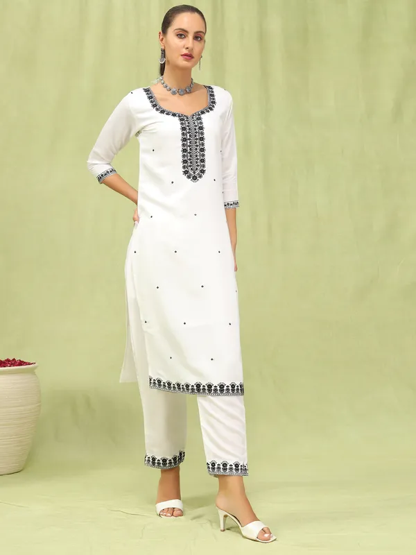 White_Embroidered_Ethnic_Suit_Set_With_Dupatta_3_Piece_Cotton_Kurta_Pant_Set_For_Women