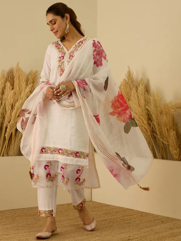White_Embroidered_Kurta_Set_With_Floral_Detailing_For_Women