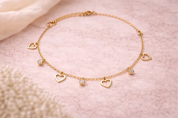 Ilanja_Gold_Heart_Charm_Bracelet_for_Women