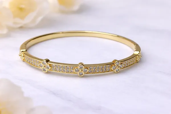 Ilanja_Golden_Floral_Spark_Bracelet_for_Women