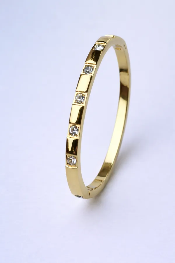 Ilanja_Gold_Spark_Bracelet_for_Women