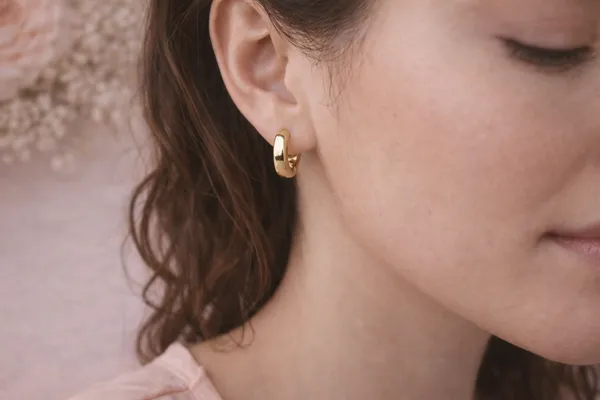 Ilanja_Gold_Classic_Huggie_Earrings_for_Women