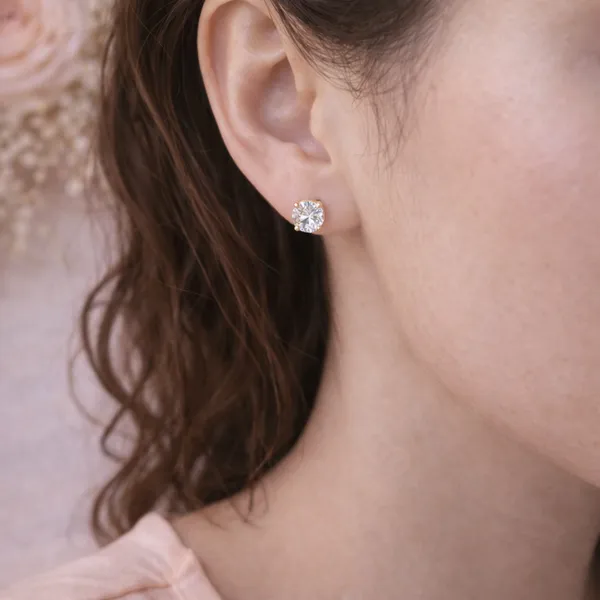 Ilanja_Gold_Eternal_Spark_Stud_Earrings_for_Women