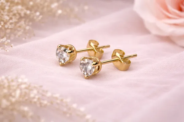 ILANJA_Classic_Solitaire_Swaroski_Diamond_Stud_Earrings