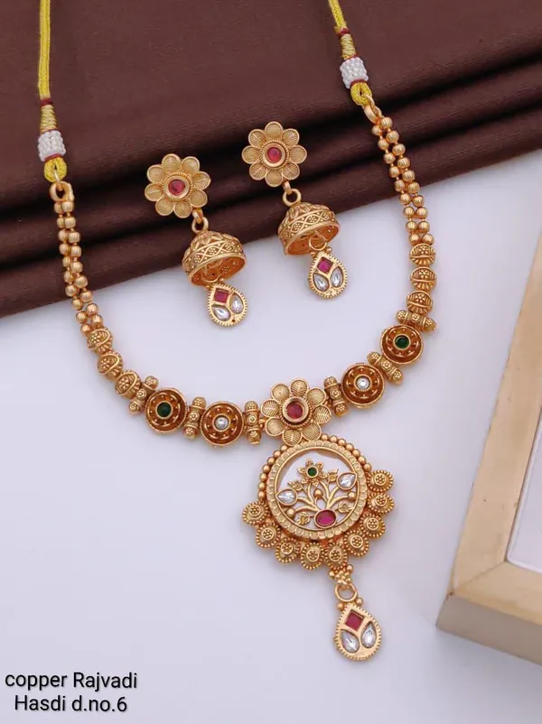 Gold_Base_Material_Alloy_Kundan_Hasli_Set_For_Women