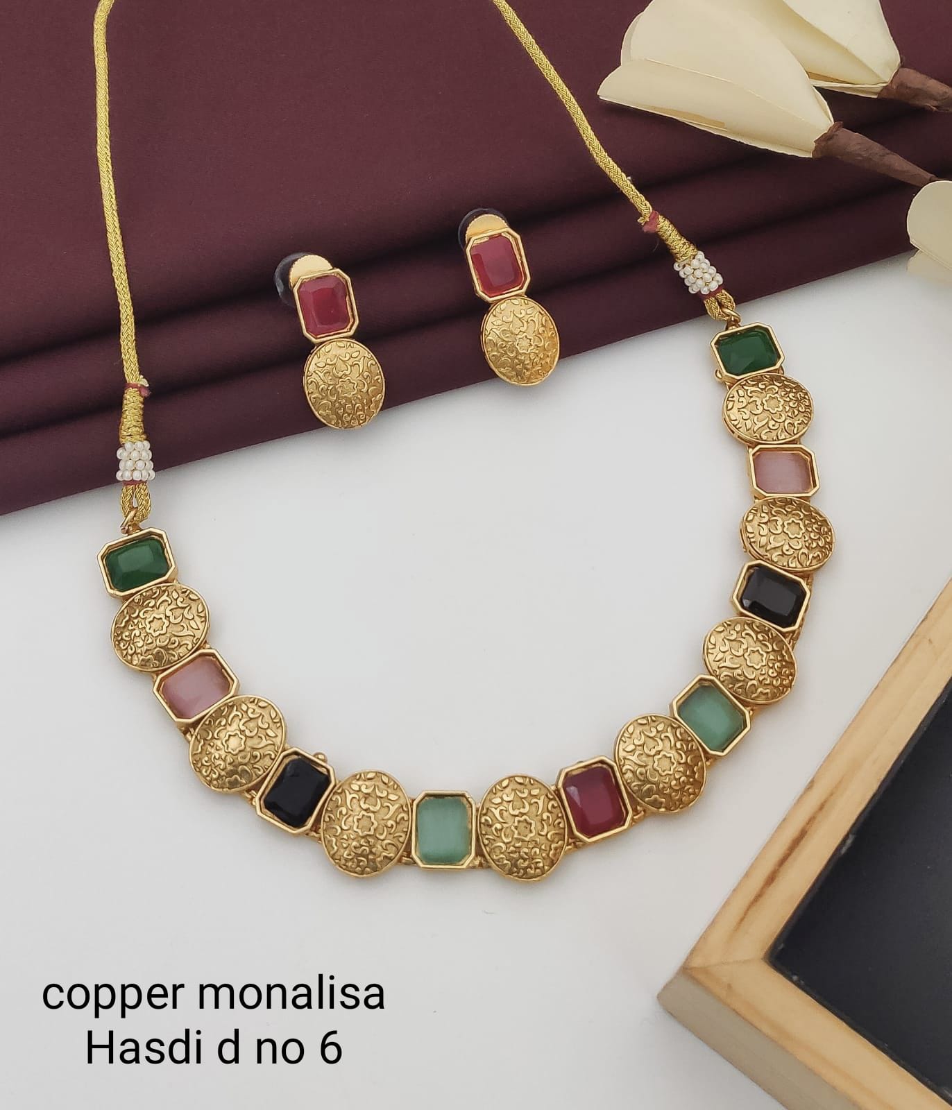 Gold_Base_Material_Alloy_Monalisa_Necklace_Set_For_Women