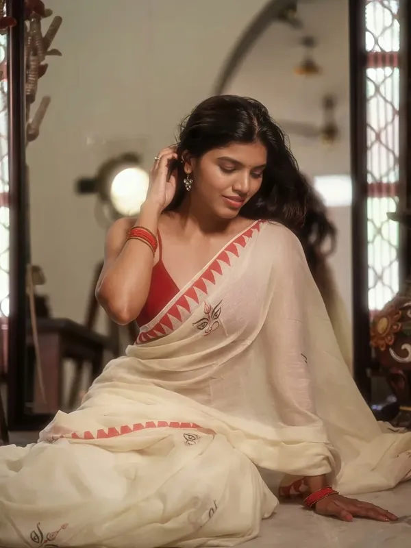 Durga_Puja_Special_White_Linen_Saree_With_Red_Digital_Print_&_Traditional_Border