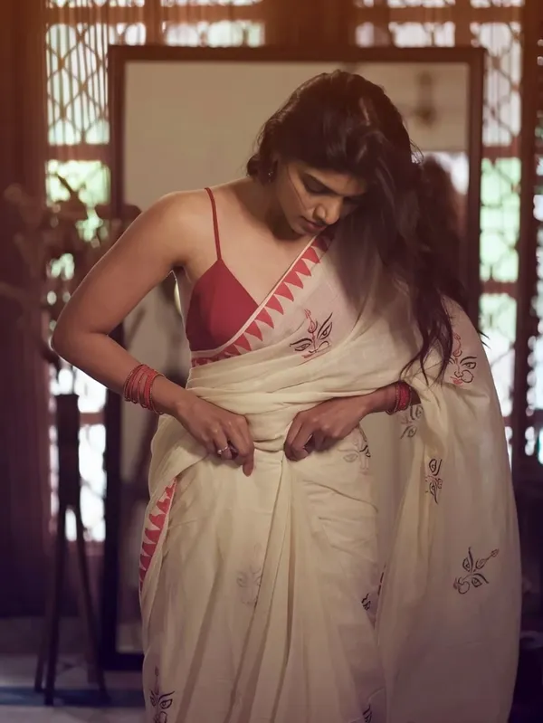 Durga_Puja_Special_White_Linen_Saree_With_Red_Digital_Print_&_Traditional_Border