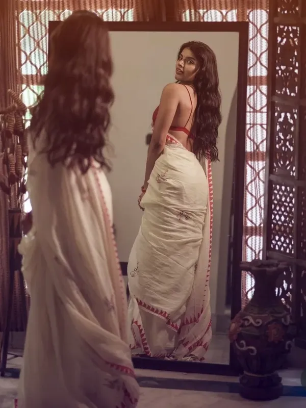 Durga_Puja_Special_White_Linen_Saree_With_Red_Digital_Print_&_Traditional_Border