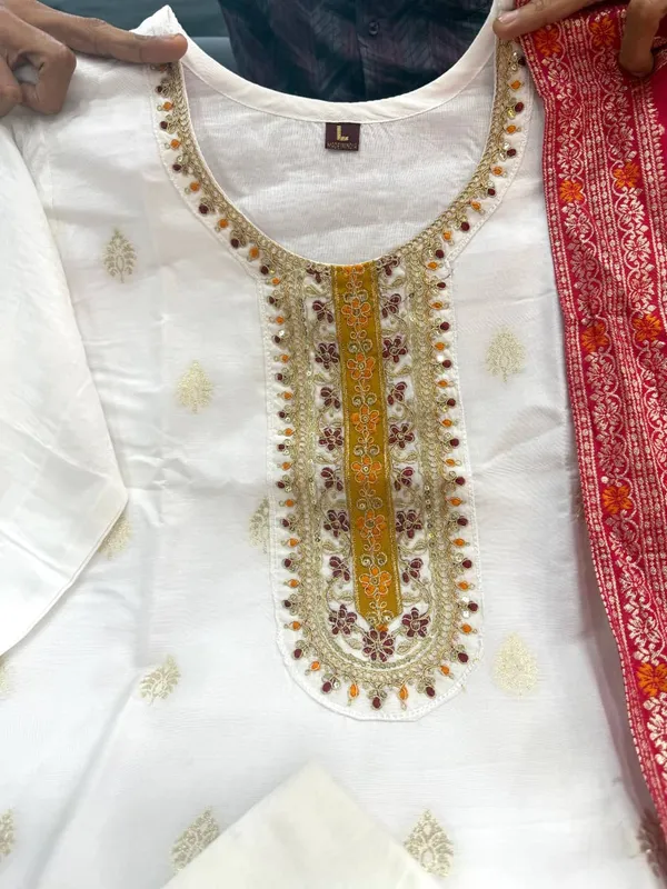 Elegant_Off-White_Kanjivaram_Silk_3-Piece_Suit_Set_with_Embroidered_Kurta_&_Zari_Dupatta