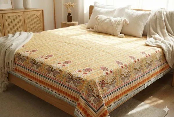 Bedsheet_With_Floral_And_Striped_Design