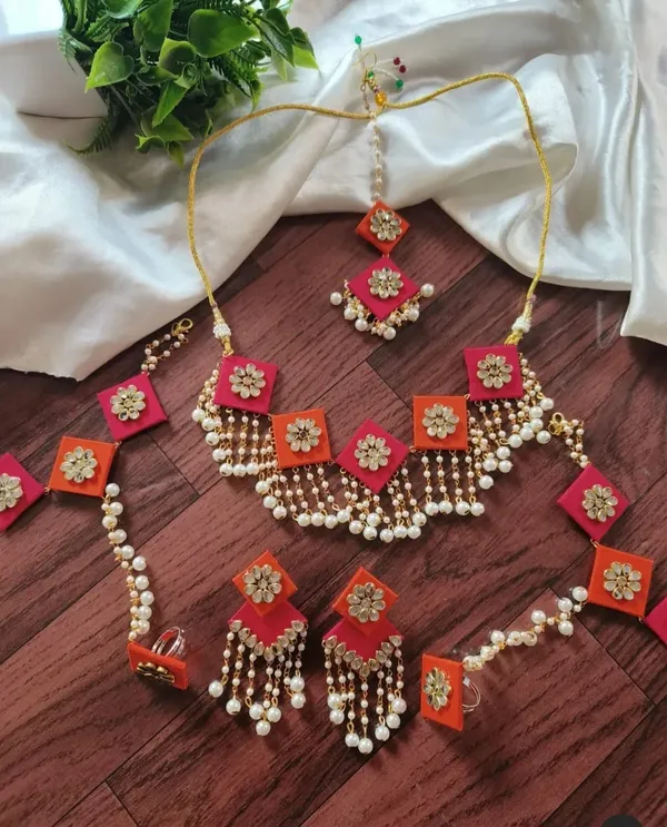 Red_And_Orange_Traditional_Bridal_Jewellery_Set_With_Maang_Tikka