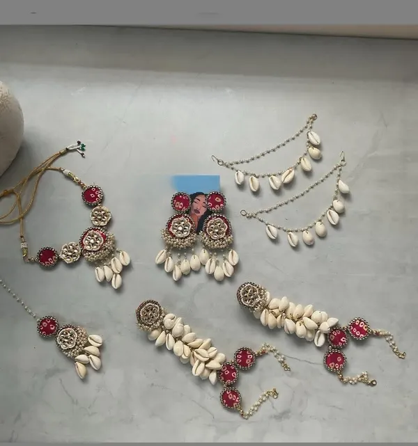 Boho_Shell_Jewelry_Set_With_Pink_Beads_And_Gold_Accents