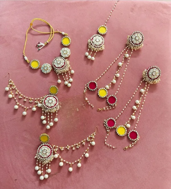 Traditional_Yellow_And_Pearl_Bridal_Jewelry_Set_|_Necklace_Earrings_And_Maang_Tikka