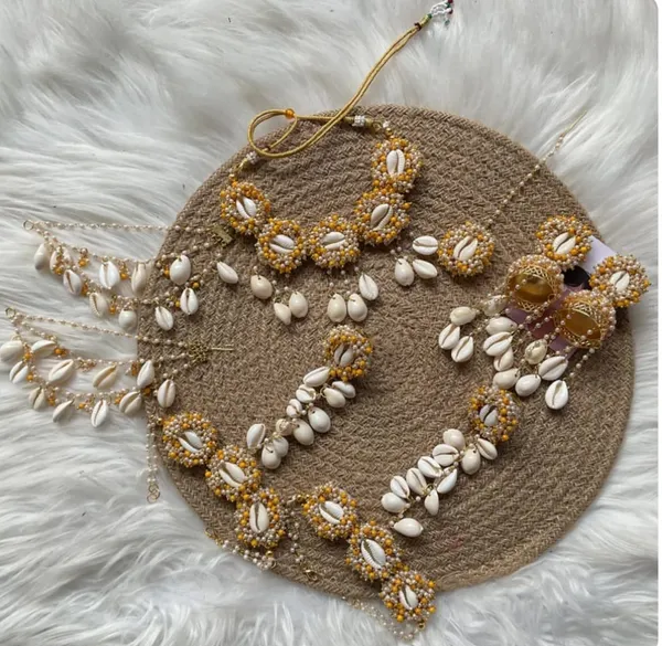 Handcrafted_Shell_And_Bead_Boho_Jewelry_Set_With_Round_Pouch