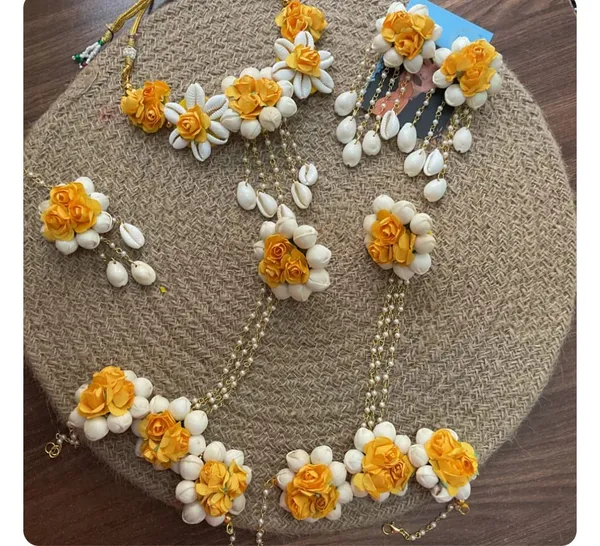 Yellow_And_White_Floral_Jewelry_Set_|_Haldi/_Mehndi_Wedding_Gota_Patti_Flower_Jewelry