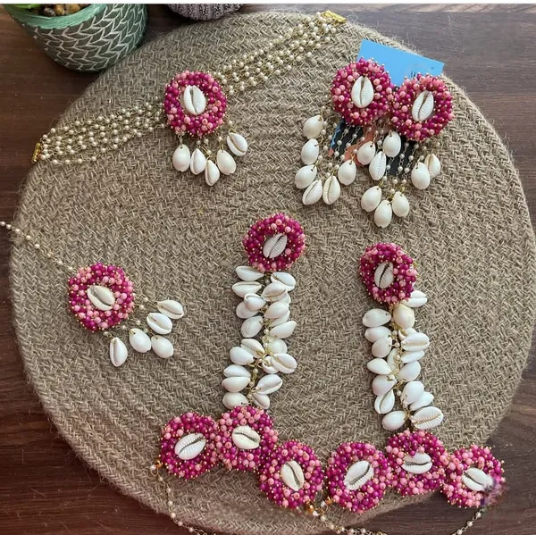Handcrafted_Pink_Beaded_Cowrie_Shell_Jewelry_Set_With_Gold_Chain