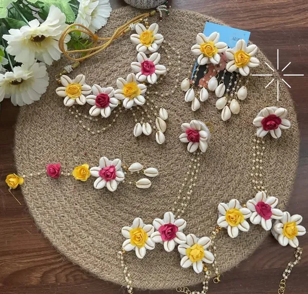 Handmade_Daisy_Flower_And_Cowrie_Shell_Jewelry_Set_|_Boho_Beach_Style_Necklace_Earrings_And_Hair_Accessories