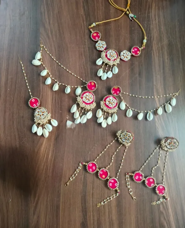 Traditional_Bridal_Kundan_Jewelry_Set_With_Maang_Tikka_And_Haath_Phool_|_Pink_And_Gold