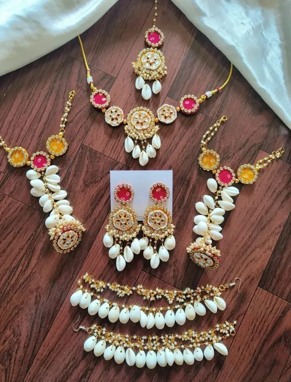 Traditional_Kundan_Bridal_Jewelry_Set_With_Necklace_Earrings_Kalire_And_Payal