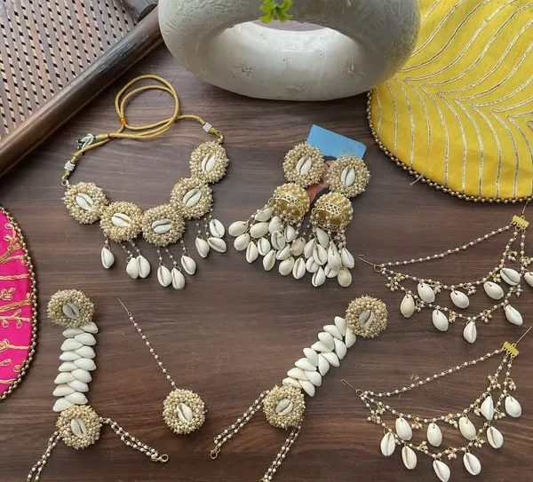 Cowrie_Shell_Statement_Jewelry_Set_|_Necklace_Earrings_And_Tikka