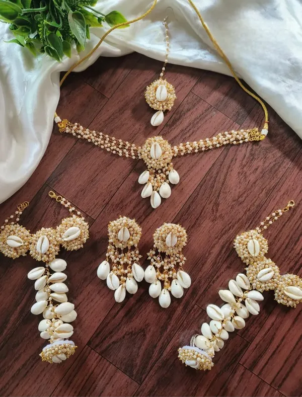 Traditional_Golden_Cowrie_Shell_Bridal_Jewellery_Set_With_Necklace_Maang_Tikka_Earrings_And_Hand_Ornaments