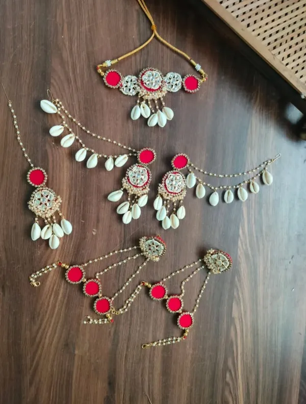 Traditional_Afghani_Style_Jewelry_Set_With_Mirror_Work_And_Shell_Danglers
