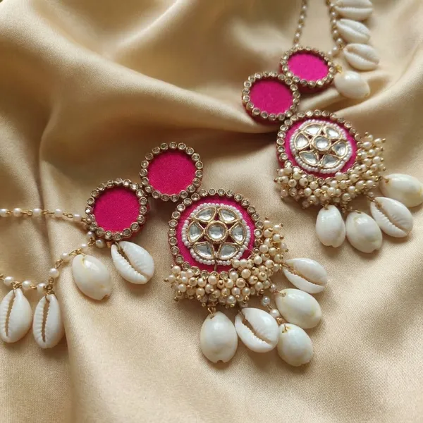 Traditional_Pink_Kundan_Necklace_Set_With_Pearls_And_Maang_Tikka