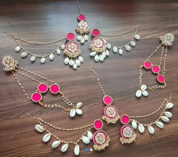 Traditional_Pink_Kundan_Necklace_Set_With_Pearls_And_Maang_Tikka