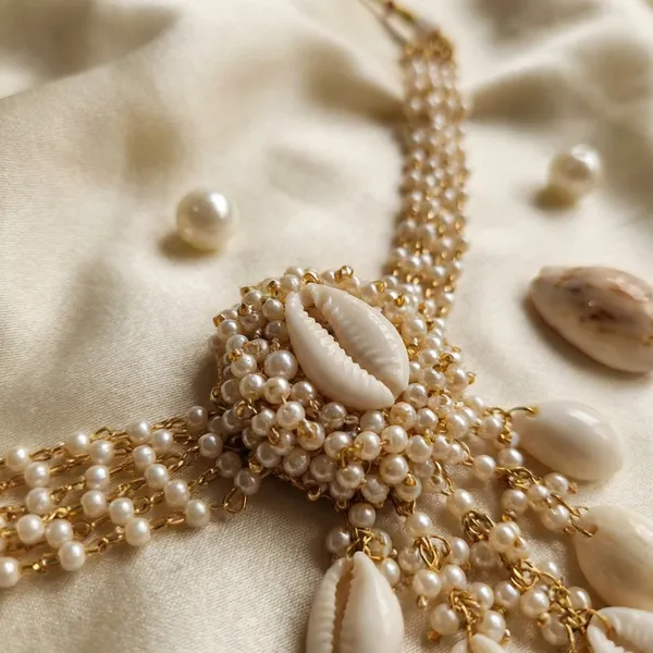Traditional_Golden_Cowrie_Shell_Bridal_Jewellery_Set_With_Necklace_Maang_Tikka_Earrings_And_Hand_Ornaments