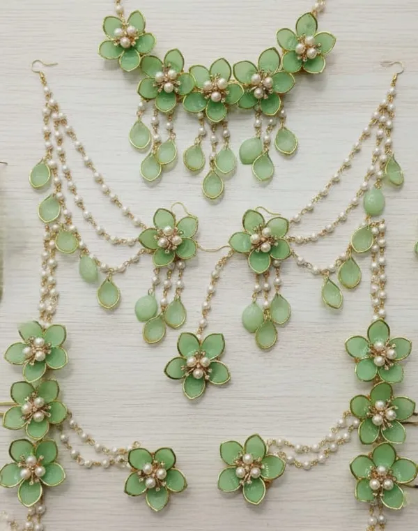 Elegant_Green_Floral_Necklace_And_Earring_Set_With_Pearl_Accents