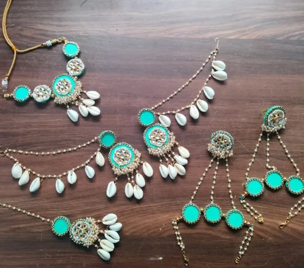 Turquoise_And_White_Shell_Ethnic_Jewelry_Set_With_Kundan_Work