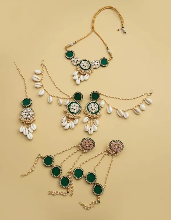 Elegant_Green_Stone_Kundan_Jewelry_Set_With_White_Pearl_Drops
