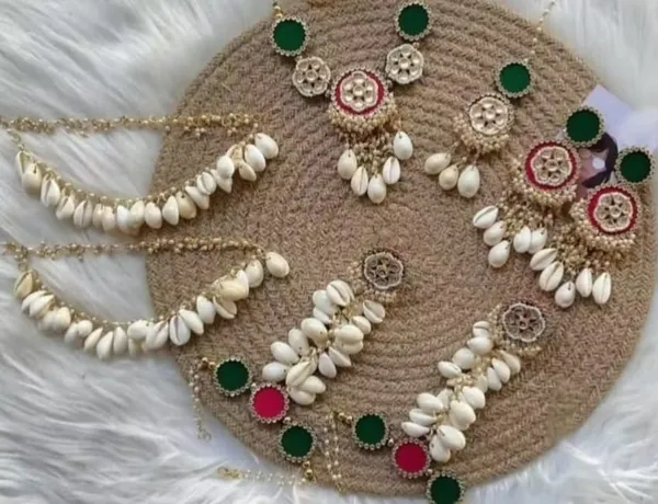 Traditional_Shell_And_Velvet_Ethnic_Jewelry_Set_|_Multi_Strand_Necklace_With_Ornamental_Pendants