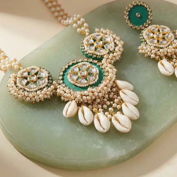 Traditional_White_And_Teal_Kundan_Necklace_Set_With_Maang_Tikka_And_Earrings