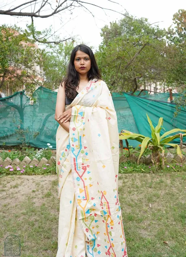 White_Linen_Embroidered_Floral_Motifs_And_Tasseled_Pallu_Saree_With_Blouse_Piece_For_Women