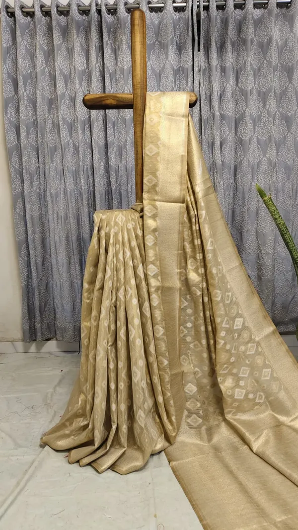 Light_Yellow_Banarasi_Silk_Traditional_Geometric_Pattern_Saree_With_Blouse_Piece_For_Women