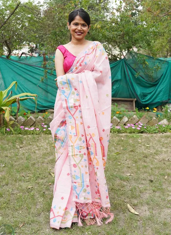 Pink_Linen_Embroidered_Floral_Motifs_And_Tasseled_Pallu_Saree_With_Blouse_Piece_For_Women